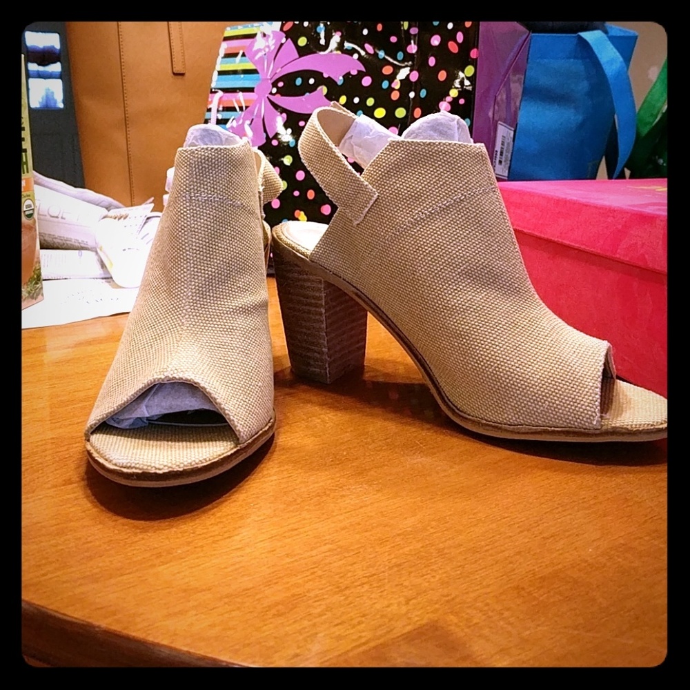 BNWT peep toe pumps